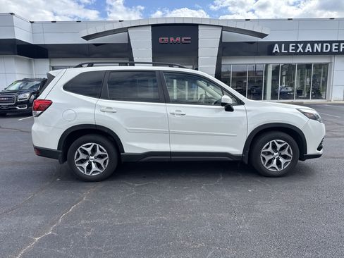 Used 2023 Subaru Forester Premium AWD/4WD image 2