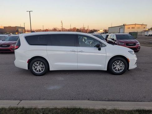 New 2026 Chrysler Pacifica Select image 2