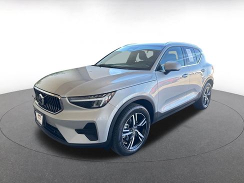 Used 2024 Volvo XC40 B5 Core image 7