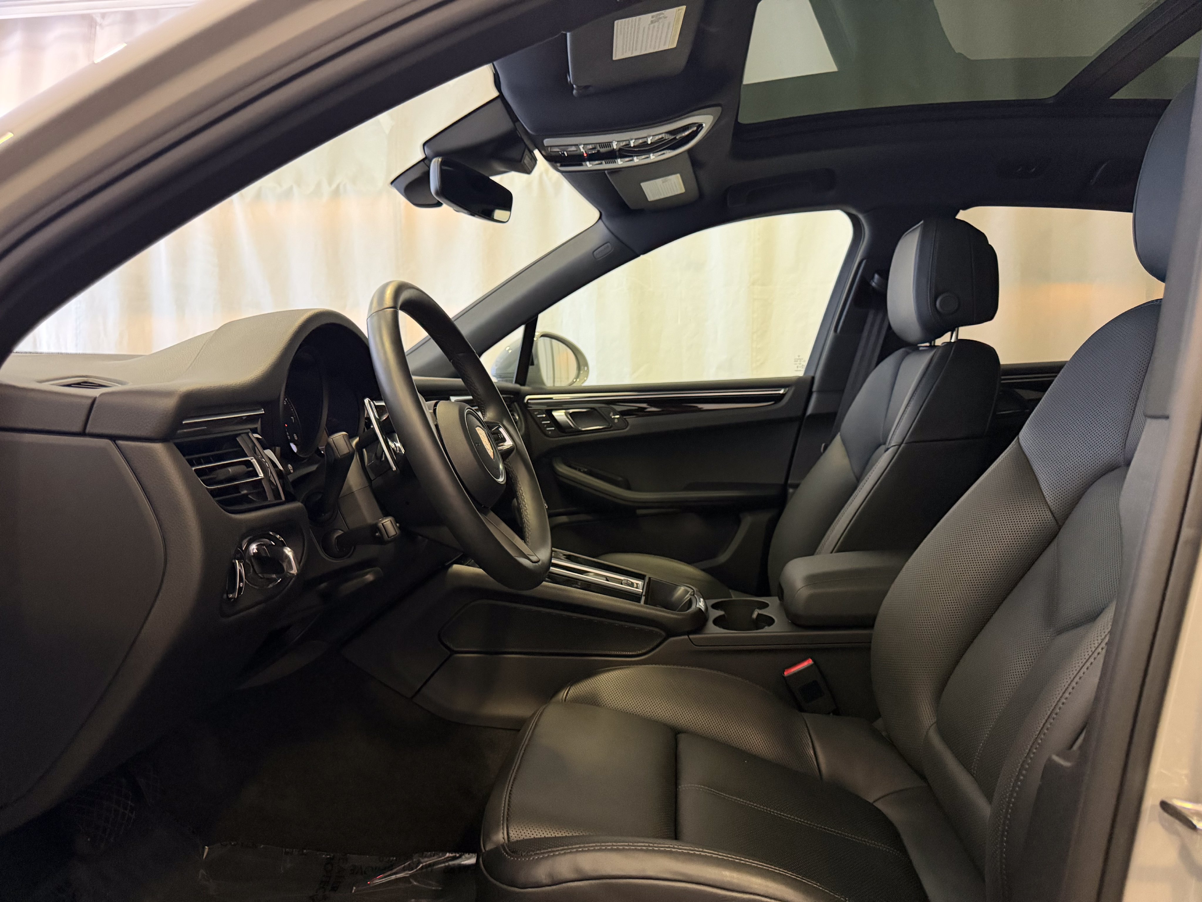 Certified 2026 Porsche Macan AWD/4WD image 5