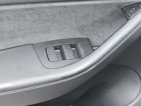 Used 2021 Tesla Model Y Long Range image 31