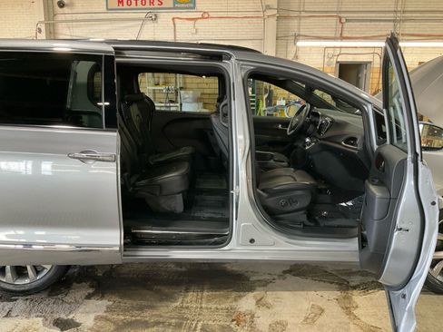 Used 2020 Chrysler Pacifica Limited image 25