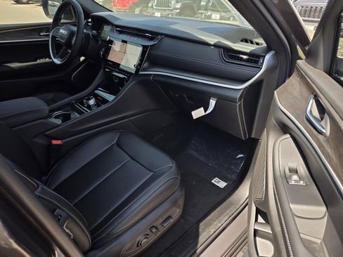 New 2026 Jeep Grand Cherokee L Limited w/ Luxury Tech Group II RWD image 8