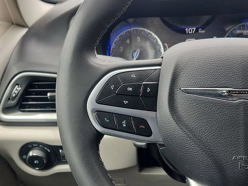 Used 2023 Chrysler Pacifica Touring-L FWD image 14