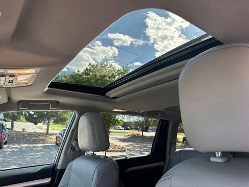 Used 2019 Toyota Highlander XLE AWD/4WD image 16