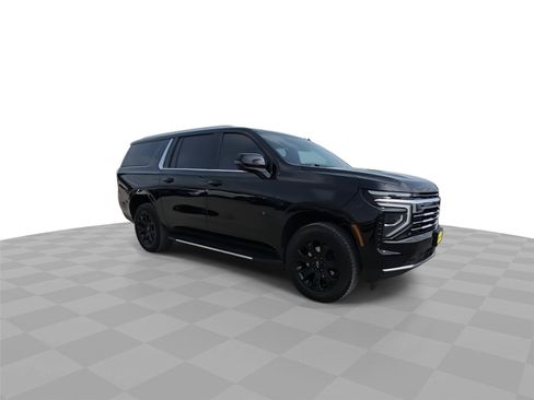 Used 2025 Chevrolet Suburban LT w/ Comfort Package RWD image 2