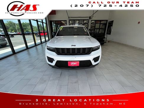 Used 2024 Jeep Grand Cherokee Altitude AWD/4WD image 9