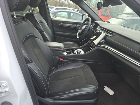 Used 2023 Jeep Grand Cherokee L Laredo image 3