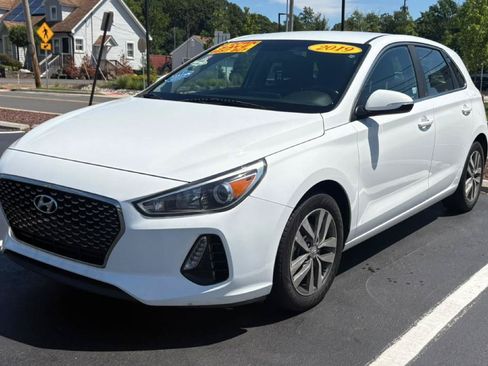 Used 2019 Hyundai Elantra GT FWD image 3