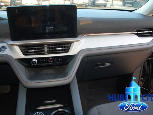 Used 2025 Ford Explorer Active RWD image 19