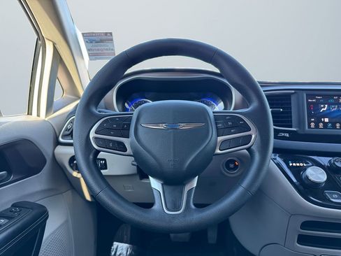 Used 2023 Chrysler Voyager LX image 11