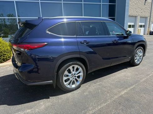 Used 2021 Toyota Highlander Limited AWD/4WD image 2