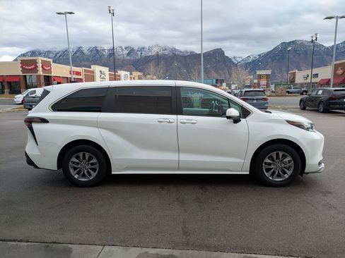 Used 2025 Toyota Sienna LE image 2