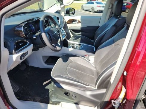 Used 2023 Chrysler Pacifica Limited w/ Uconnect Theater Family Group FWD image 9