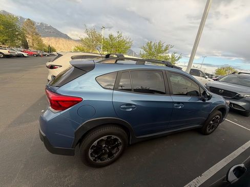 Used 2021 Subaru Crosstrek 2.0i image 2
