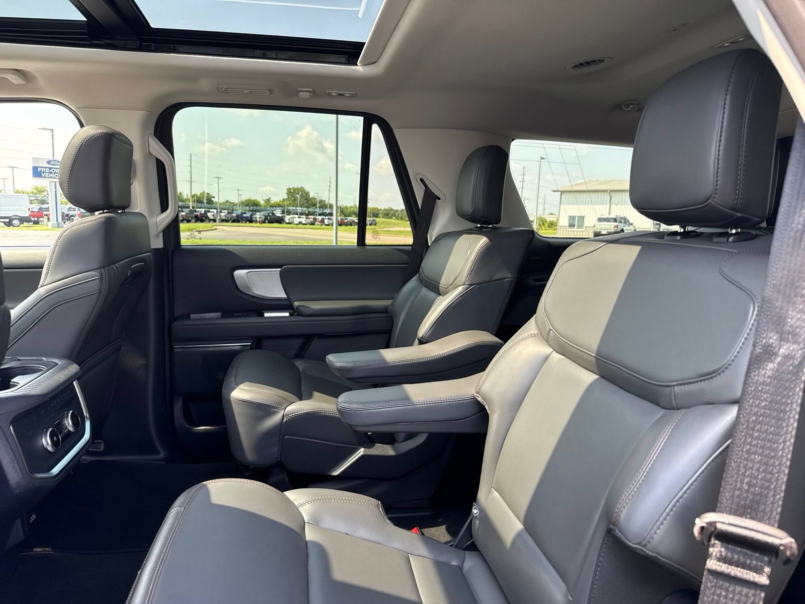 Used 2025 Ford Expedition Active AWD/4WD image 13