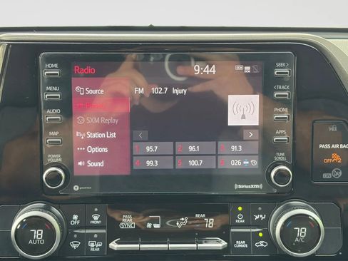 Used 2021 Toyota Highlander L AWD/4WD image 25
