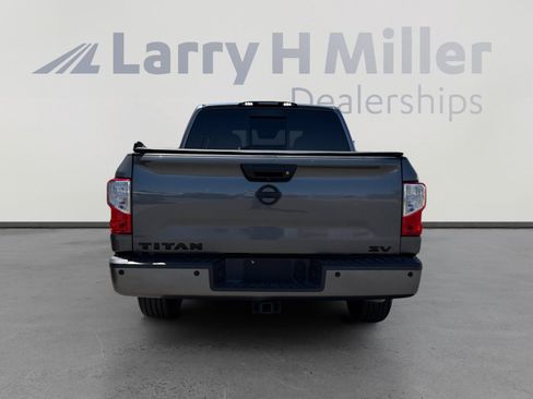 Used 2019 Nissan Titan SV w/ SV Convenience Package RWD image 4