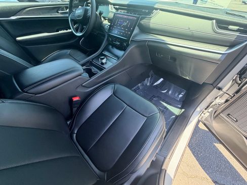 Used 2024 Jeep Grand Cherokee Limited w/ Luxury Tech Group II RWD image 12