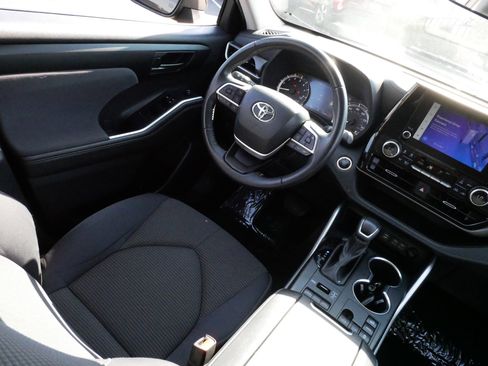 Certified 2024 Toyota Highlander LE AWD/4WD image 9