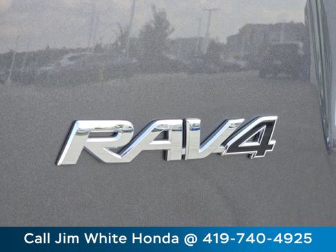 Used 2018 Toyota RAV4 LE FWD image 12