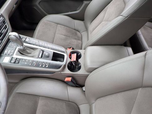 Used 2021 Porsche Macan image 42