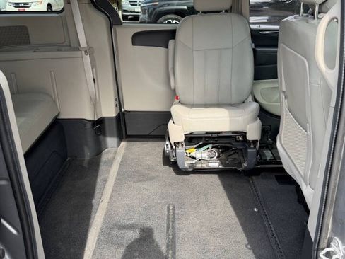 Used 2016 Dodge Grand Caravan SXT w/ UConnect Hands-Free Group FWD image 24