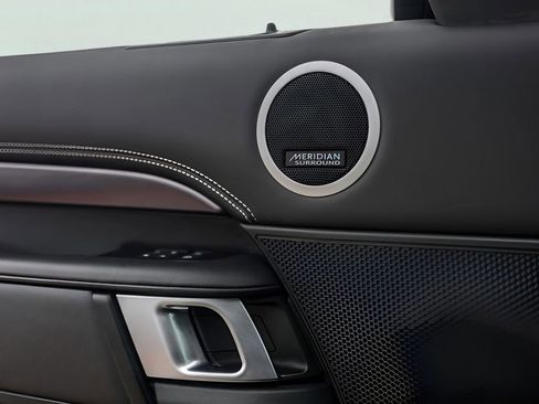 Used 2024 Land Rover Discovery Metropolitan Edition image 26