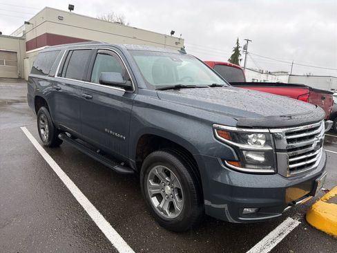 Used 2020 Chevrolet Suburban LT w/ Luxury Package image 2