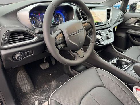 New 2026 Chrysler Pacifica Limited w/ S Appearance Package image 11