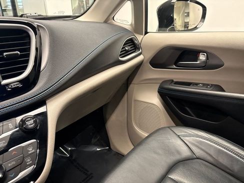 Used 2021 Chrysler Pacifica Touring-L image 22