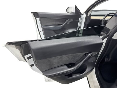 Certified 2021 Tesla Model Y Long Range AWD/4WD image 10