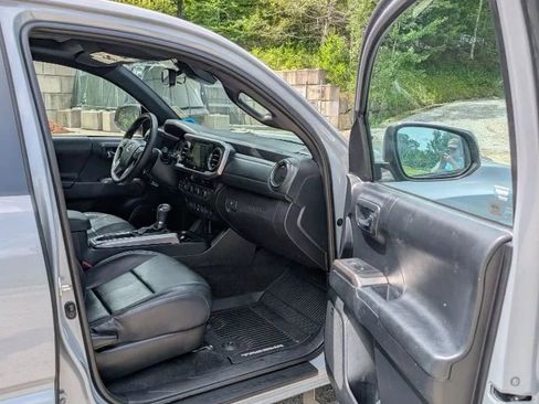 Used 2018 Toyota Tacoma Limited AWD/4WD image 21