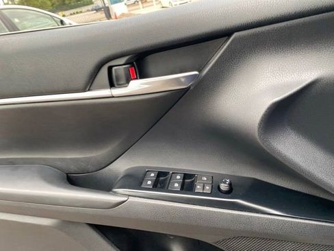 Used 2020 Toyota Camry SE FWD image 17