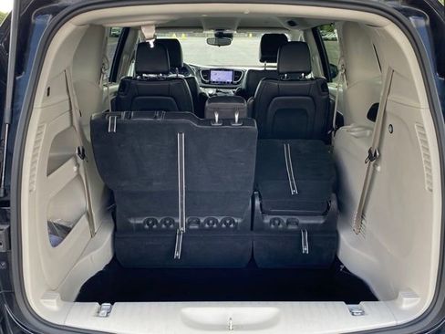 Used 2024 Chrysler Pacifica Touring-L image 21