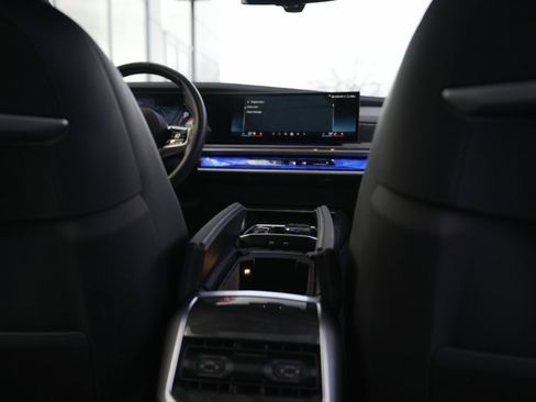 Used 2024 BMW 740i image 32