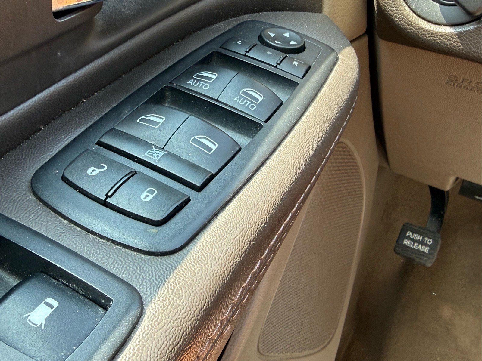 Used 2016 Chrysler Town & Country Touring FWD image 19