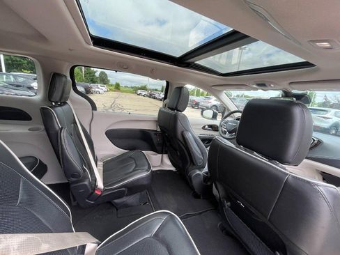 Used 2023 Chrysler Pacifica Limited FWD image 7