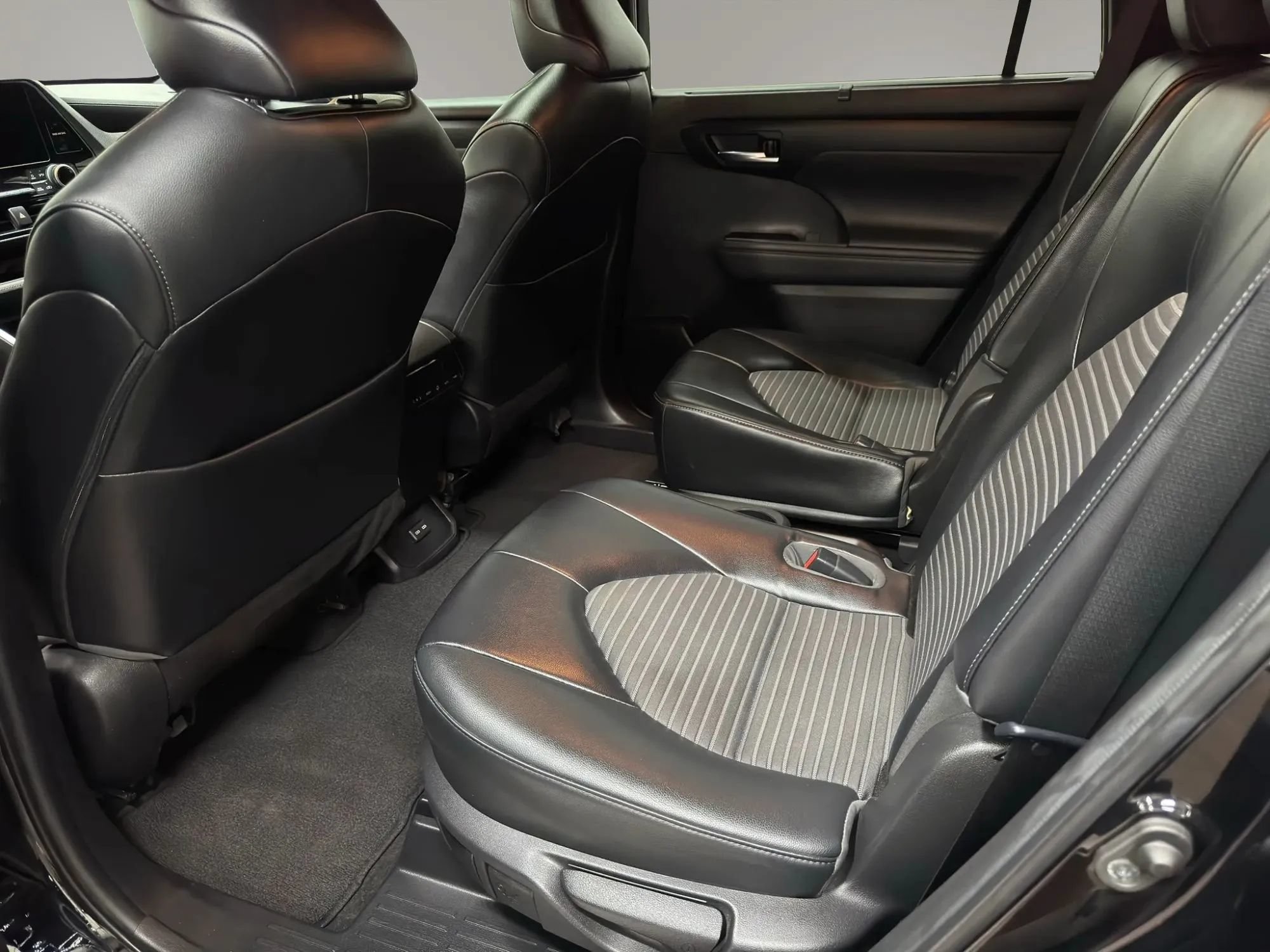 Used 2023 Toyota Highlander XSE FWD image 10
