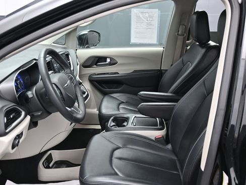 Used 2024 Chrysler Pacifica Touring-L image 17