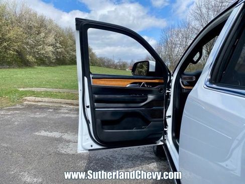 Used 2022 Jeep Grand Wagoneer Series III w/ Rear Seat Video Group 1 AWD/4WD image 14