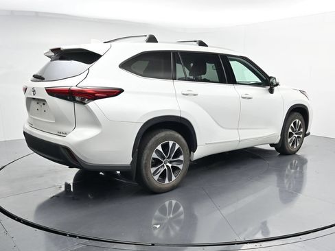 Used 2022 Toyota Highlander XLE AWD/4WD image 8