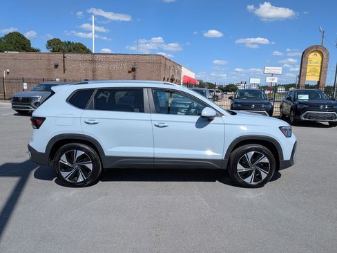 Used 2025 Volkswagen Taos SE AWD/4WD image 2