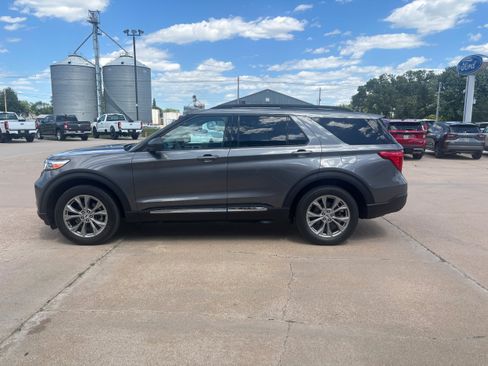 Used 2023 Ford Explorer XLT w/ Equipment Group 202A AWD/4WD image 7
