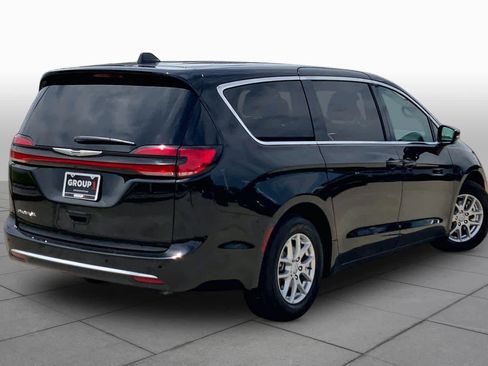 Used 2025 Chrysler Pacifica Select FWD image 13