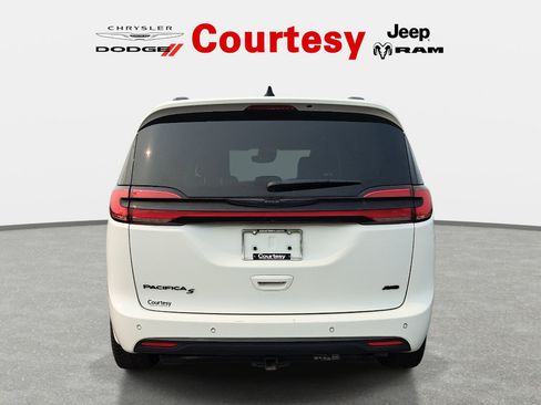 Certified 2023 Chrysler Pacifica Touring-L w/ Uconnect Theater Family Group AWD/4WD image 5