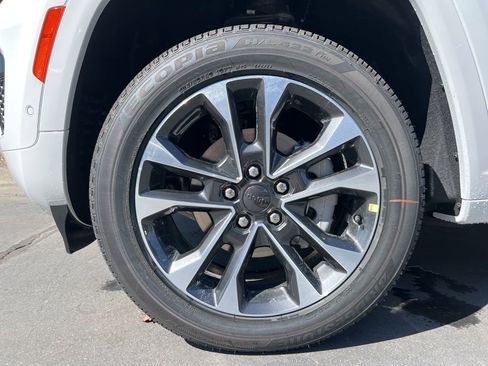 New 2025 Jeep Grand Cherokee Overland w/ Trailer Tow Package AWD/4WD image 28