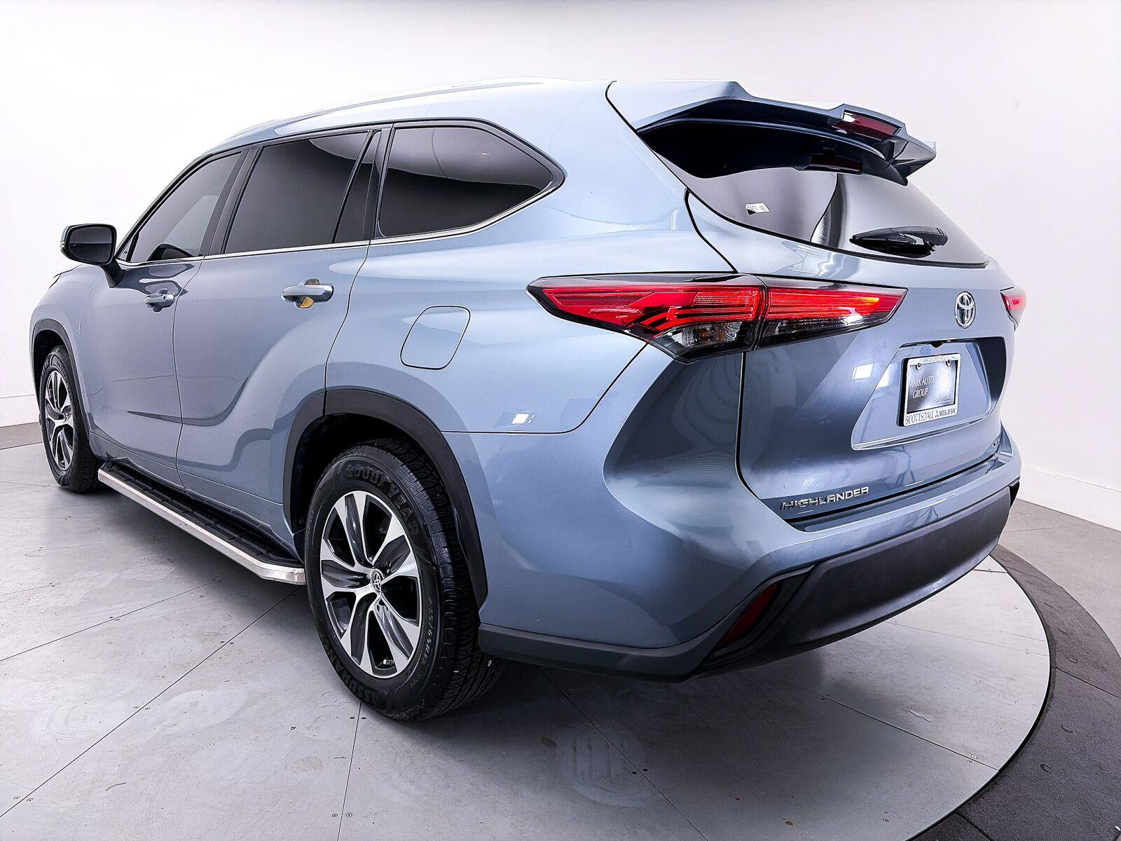 Used 2022 Toyota Highlander XLE FWD image 14