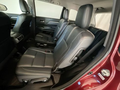 Used 2018 Toyota Highlander SE image 23