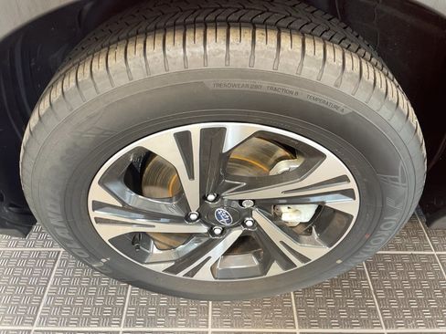 Used 2025 Subaru Crosstrek 2.5i Premium AWD/4WD image 6